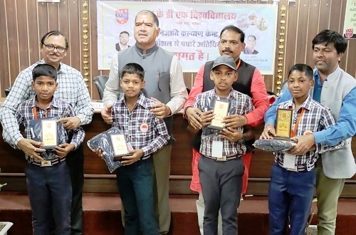 जनजाति कल्याण केंद्र, महाकौशल से पधारे मुख्य अतिथि एवं
											बच्चे|