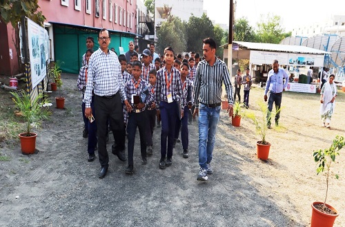जनजाति कल्याण केंद्र, महाकौशल से पधारे मुख्य अतिथि एवं
											बच्चे|